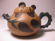 紫砂壺 李美金 熊貓壺(名家壺) 約300cc (著錄於壺錦十週年紀念132頁) (綠葉旁有破皮，蓋牆有跳砂) [ 歡迎詢問 ]