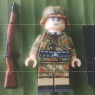 WW 2 German in camo uniform with standee plate.(Plastic toy and less than 2 inches) c
