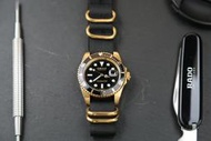 黑色nato錶帶～OMAX歐馬仕時尚勞利仕名款 日本製石英機心～黑水鬼黃金色submarine造型不鏽鋼製石英錶