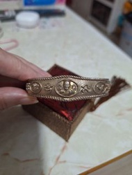 龍婆班 招財自身手鈪招正橫財，生意興隆，財源不絶，助人緣，逢凶化吉，辟邪，擋險，保平安，鎮宅龍婆斑高僧位列泰國傳奇九大聖僧之一,被廣大善信尊為財富第 一的高僧,公認度比近代三大聖僧的地位還要高出許多。