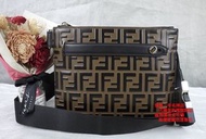 優買二手精品名牌店 FENDI 7VA437 咖啡 黑 FF 牛皮 斜背包 肩背包 郵差包 信差包 護照包 航空包 美品