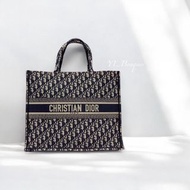 Dior Book Tote藍緹花布大型托特包M1286ZRIW_M828