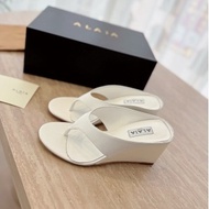 Wedge heel clip-on shoes, giving a full sense of relaxation It's super comfortable to walk on. A pai