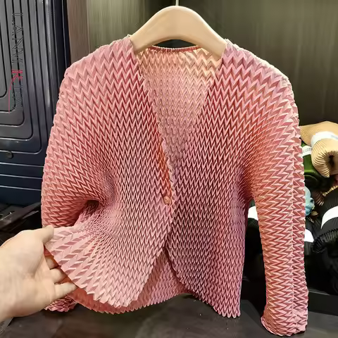 LANMREM Beige Niche Pleated Coat For Women V Collar Long Sleeve Lightweight Single Button Short Coat