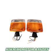 A PAIR of Front Turn Signal Lights or Front Turn Signals for Toyota Landcruiser Hardtop Fj40 BJ40 se