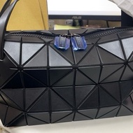 ISSEY MIYAKE 三宅一生 BAOBAO 皮紋方格4x6手提包(黑色)