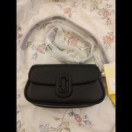 MARC JACOBS 素面翻蓋側背包（黑）