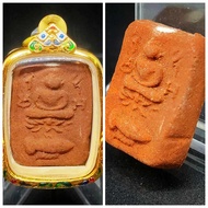 大名鼎鼎圣僧龙婆班原庙,重做模,延用圣僧龙婆班经粉及圣粉“Whisek"迪佛骑神兽系列,斗鱼版本,已包好精美镀金龙牙佛牌壳Phra Somdej Riding Flighting Fish Phim 