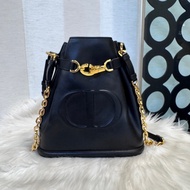 Dior C’est Dior 黑牛皮中型水桶包