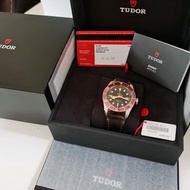 TUDOR BLACKBAY RED BEZELL