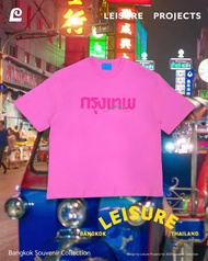 (Leisure Projects)LEISURE BANGKOK TEE เสื้อยืดผ้าคอลตอน ทรงoversized พิมพ์ลายการฟฟิคลายกรุงเทพ