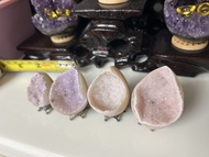 紫晶洞擺件 粉紅 粉紫 龍蛋粉紫色好閃 龍蛋 紫水晶球🔮粉紅水晶球🔮好粉呀！大大粒 帶圖問價😊 實物超級閃 心心💜 心形 心型 水晶 恐龍蛋🥚愛心🧡 軟糖 仙女紫  仙女粉 水晶擺設  紫晶簇 天然水