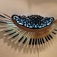 由舊鋼琴鍵和復制施坦威三角鋼琴樂譜架製成的天使之翼