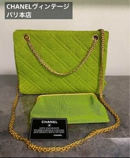 Chanel VINTAGE 果綠毛巾布格紋255鏈條復古單肩包，底27，鍊子140，成色不錯 ! 有卡標,內裡有個小零錢袋!這款非常少見的，可以像流浪包那樣背.毛巾材質可以自己搞diy胸針徽章.這個