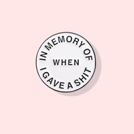 Funny English Text "IN MEMORY OF SHIT A GAVE WHEN" Enamel Brooch Souvenir Backpack Accessories Gift for Friends