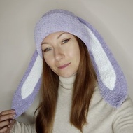 長耳朵的可愛兔子帽。 丁香兔毛線帽鉤針編織。 毛茸茸的兔子帽