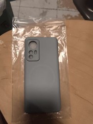 小米12 Pro 的灰色矽膠手機保護殼