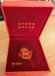 中銀人壽（BOC Life）與鎮金店（Just Gold）合作推出的馬年紀念金幣, 合金鍍金（或電鍍仿金）的生肖紀念幣擺件，並非由純金（足金）鑄造