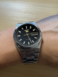 seiko 5 中東英文星期 精工5號 自動腕錶 SNKC57J1 Automatic Silver Dial Stainless Steel Japan Made Men's Watch seiko