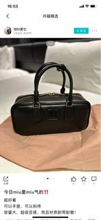 全新miumiu Arcadie系列 金屬字母徽標拉鍊閉合 保齡球包單肩斜挎包 小牛皮 手提包 大號 Large女款 黑色5BB148_2CR3_F0002_V_OON