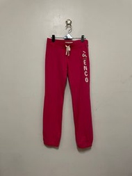 a la sha. 莓紅色字母貼布休閒棉質束口褲 / S