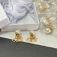 ต่างหูมุกแบบคลาสสิก ตัวอักษรแบบติด ต่างหูรูปดาวสำหรับผู้หญิง ไม่ต้องเจาะหู เครื่องประดับ D Home 25 ป