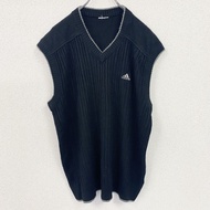 古著adidas腈綸針織背心，V 領，黑色，繡有單一標誌。