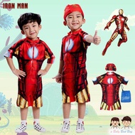 Swimming Suit for Boy-Iron Man ชุดว่ายน้ำเด็กผู้ชาย สีแดง บอดี้สูทเสื้อแขนสั้นกางเกงขาสั้นซิบหน้า พร้อมหมวกว่ายน้ำและถุงผ้า ลิขสิทธิ์แท้