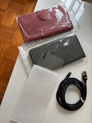 全新萍果手機翻蓋套、原裝原產萍果iPhone 11手機各種配套用品：全新手機有蓋套、全新高質萍果手機充電線（長2米）、全新手機透明保護貼、附上全新手機盒及說明書。因為更換新手機，原來配套萍果11的用品