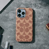 【COACH】iPhone 15系列 精品手機殼 卡其經典大C