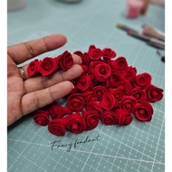 Set of 7c 2.5cm edible red roses for cake decoration