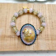 仿陶瓷塑膠奶黃色睡覺貓咪綴閃片裝飾金髮晶粉間水晶配閃鑽圈手鍊