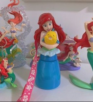 日本絕版罕見美人魚泡泡噴水壺小朋友玩具擺設。frgure小魚仙比目魚擺設模型陶瓷 disneystore 。代購Disney日本東京迪士尼限定正版草莓熊勞蘇史迪仔愛麗絲Alice in wonderl