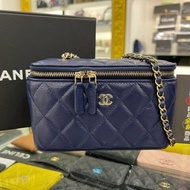 東區正精品㊣CHANEL AP1341 全新香奈兒藍色荔枝牛皮內鏡子雙拉鍊金皮穿鍊化妝箱包斜背包 RZ4681