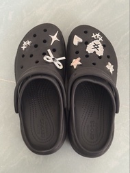 Crocs 黑色厚底洞洞鞋 連鞋花