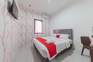 RedDoorz Syariah Plus near Tugu Bubur Ayam Cianjur