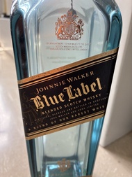 約翰走路藍牌調和蘇格蘭威士忌（Johnnie Walker Blue Label Blended Scotch Whisky）的方形藍玻璃酒瓶