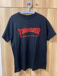 #23旋轉生日慶 全新 日本購入 日牌Jouetie聯名款潮流運動thrasher 全黑刺繡短袖T恤上衣