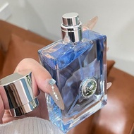 It was the girl who smelled it and wanted to fall in love The classic perfume of the same name las是女