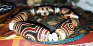 收藏百年老天珠西藏真品甘露丸供貴人老枯珠老天珠 ， 西藏寺廟出的大年份老甘露丸供老天珠，呢種西藏寺廟出既甘露丸供天店主必收藏，因為寺廟把寺廟手工天珠，古法手工天珠和甘露丸放入古法工藝類似酒埕既瓶裡面密