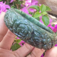 緬甸玉手鐲，水蛭形狀，雕花，淺綠，深綠色，天然玉，A型。