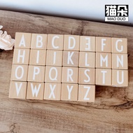 ตัวอักษร ABC และตัวเลขบนลูกบาศก์ไม้สำหรับการศึกษา