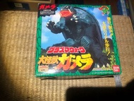 售 全新 日本 版本 ST 大怪獸 龜背怪獸 卡拉美 卡美拉 功能用4粒2AA 電池 驅動 步行、咆哮發聲、發光，盒子呎吋 橫度約27cm,高度約 25.5cm,厚度約 18.5cm，因為全新商品、只