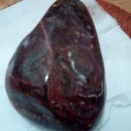 花東海洗血絲碧玉原石原礦無裂痕帶紫色紅肉，花紋清析隨行像顆心臟，重1.3公斤，長14，寬9，厚7僅此一顆，可來看貨再買，降價嘍完美的一顆。
