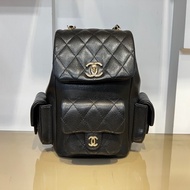 Chanel 黑荔枝牛皮Duma 中號淡金釦前口袋後背包AS4398