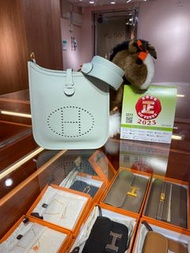✨門市現貨✨Hermes Mini Evelyne 水晶灰金扣