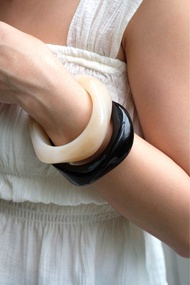 Adornment Club - Sculpt bracelet ( 2 ชิ้น) กำไลข้อมือl nickel free waterproof long-lasting