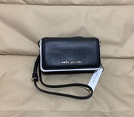 全新 美國購回 Marc Jacobs 黑色 荔枝紋掀蓋斜背小包 側背包 手機包