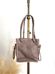 【VintageShop solo 日本直送中古包專賣店】LOEWE 羅威 托特包 咖啡色 Anagram 壓克力 皮革 沖孔 design 復古 絕版