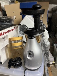 Omega VRT350 立式低速榨汁機